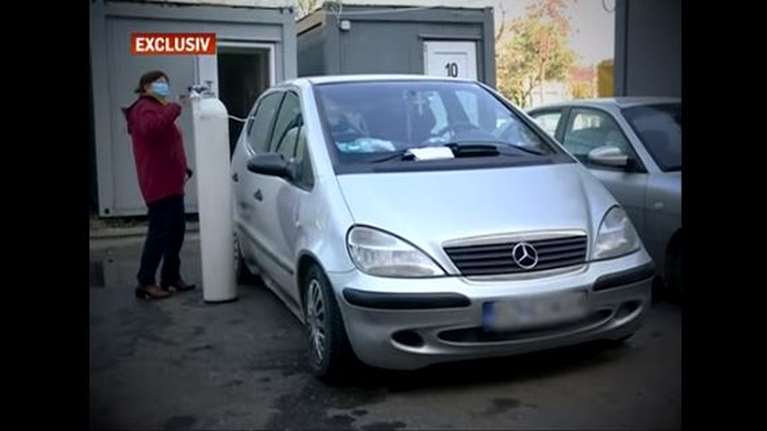 Απίστευτες σκηνές στη Ρουμανία: Βάζουν οξυγόνο σε ασθενείς με κορονοϊό μέσα σε αυτοκίνητα- Πεθαίνουν 500 κάθε μέρα