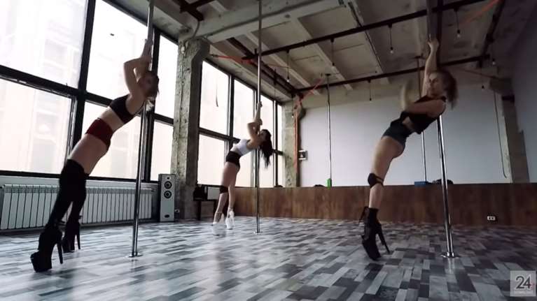 Ρωσία: Άνοιξε η πρώτη σχολή pole dancing για μουσουλμάνες με έγκριση του τοπικού ιμάμη