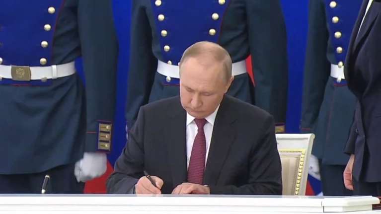 Ο Πούτιν υπέγραψε την προσάρτηση των 4 κατεχόμενων ουκρανικών εδαφών στη Ρωσία