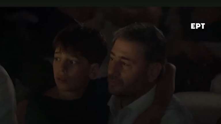 Το συγκινητικό στιγμιότυπο του Νίκου Ανδρουλάκη με τον γιο του στη συναυλία αφιέρωμα στον Γιάννη Μαρκόπουλο στο Ζάππειο