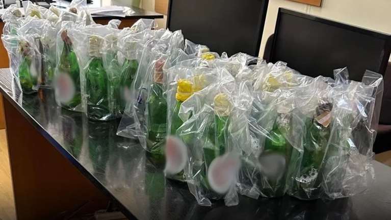 Η ανακοίνωση της ΕΛΑΣ για τους δύο συλληφθέντες που εντοπίστηκαν με τις 39 μολότοφ