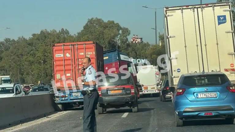 Τροχαίο με φορτηγό στην Ελευσίνα, στο ύψος της Χαλυβουργικής - Μεγάλη κυκλοφοριακή συμφόρηση