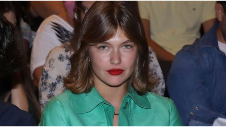 Κλέλια Ανδριολάτου: Σαν γαλλίδα με εκπληκτικό trench dress και over the knee μπότες