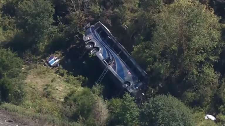 ΗΠΑ: Λεωφορείο με μαθητές έπεσε σε χαράδρα στη Νέα Υόρκη – Δύο νεκροί και δεκάδες τραυματίες [βίντεο]