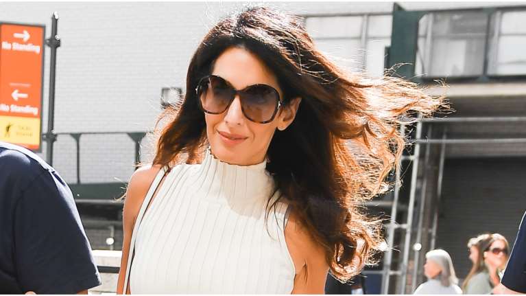 Η Αμάλ Κλούνεϊ παραδίδει μαθήματα μόδας στη Νέα Υόρκη: Το ασύμμετρο λευκό ριμπ φόρεμα που συνδύασε με ψηλές μπότες