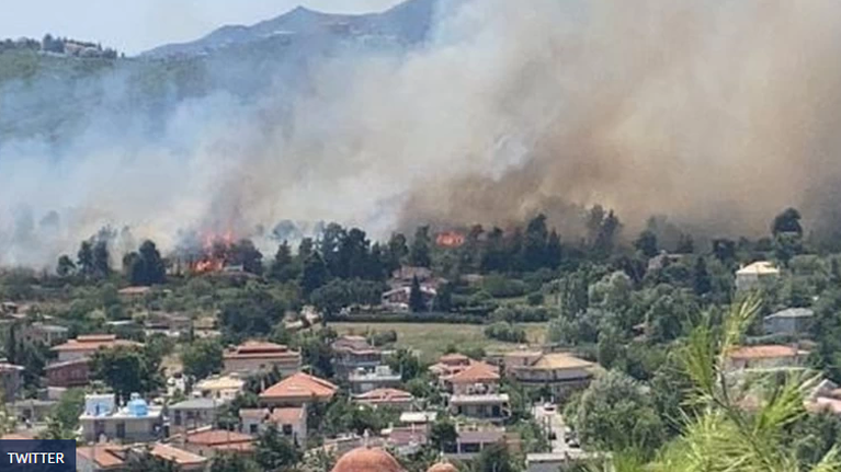 Δήμαρχος Διονύσου: Ανεξέλεγκτη η φωτιά στη Σταμάτα - Οι πρώτες εικόνες