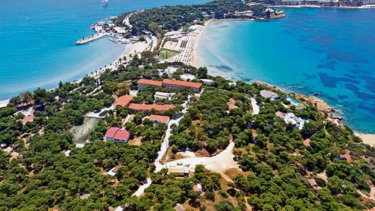 Παρασκήνιο: Το ακίνητο φιλέτο της Εκκλησίας στη Βουλιαγμένη, ο Βίκτωρ Ρέστης και οι Ρώσοι επενδυτές που στηρίζουν το ΝΙΚΗ στις εκλογές