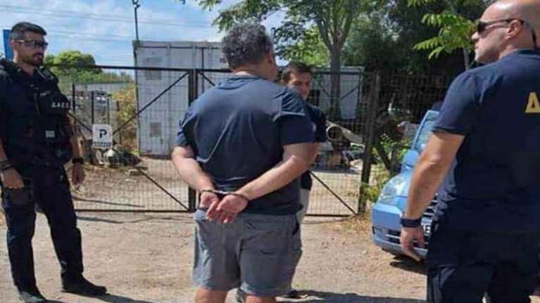 Παλλήνη: Συνελήφθη μόνιμος δημοτικός υπάλληλος για τέσσερις εμπρησμούς - Έβαζε φωτιές με αναπτήρα σε ξερά χόρτα