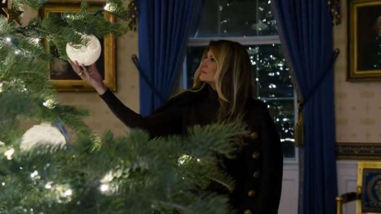 Η Μελάνια μας ξεναγεί στον χριστουγεννιάτικο Λευκό Οίκο με τα 51 δένδρα: "Σπίτι είναι εκεί που βρίσκεται η καρδιά"