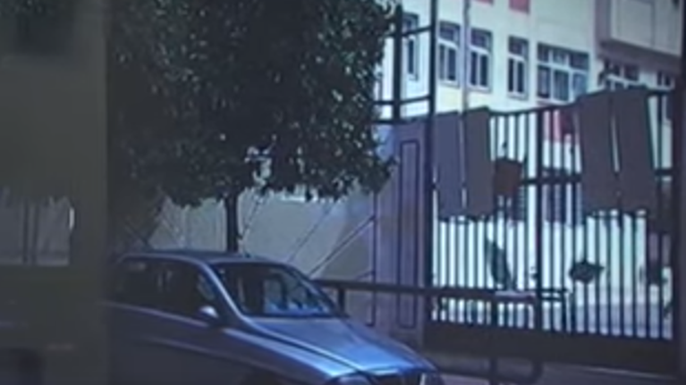 Απίστευτο: Μαθητές σε υπό κατάληψη σχολείο της Αθήνας εκσφενδόνισαν θρανία... on air