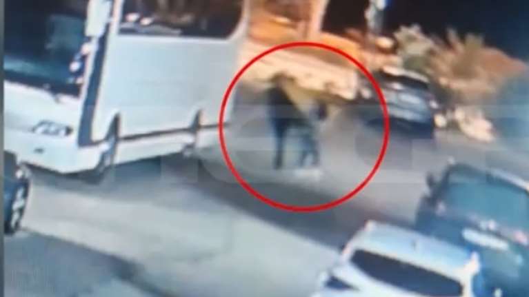 Δολοφονία Γαρυφαλλιάς έξω από ξενοδοχείο στην Πάτρα:  Καρέ – καρέ η επίθεση - Την κλώτσαγε και τη χτυπούσε στο κεφάλι