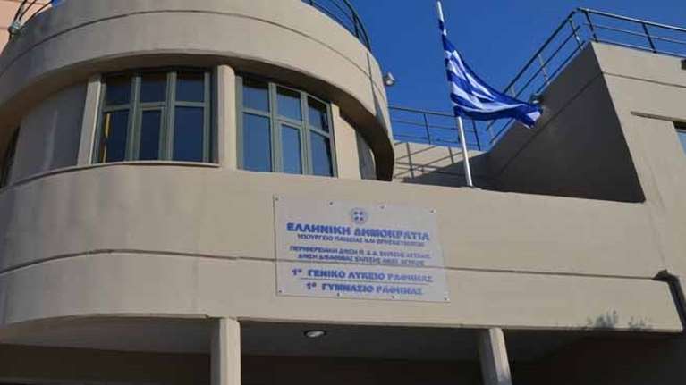 Απίστευτο: Έπεσε φωτιστικό πάνω σε κεφάλι καθηγήτριας σε Γυμνάσιο της Ραφήνας