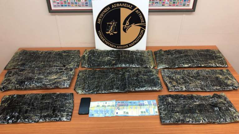 Χειροπέδες σε 51χρονο στο Ελ. Βενιζέλος: Προσπάθησε να περάσει πάνω από 10 κιλά ηρωίνης [εικόνες-βίντεο]