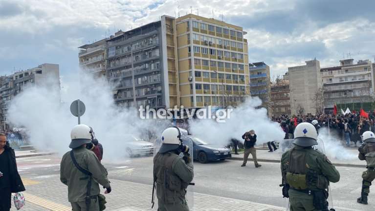 Θεσσαλονίκη: Επεισόδια στην πορεία για την τραγωδία στα Τέμπη - Πέτρες, μολότοφ και χημικά [εικόνες - βίντεο]