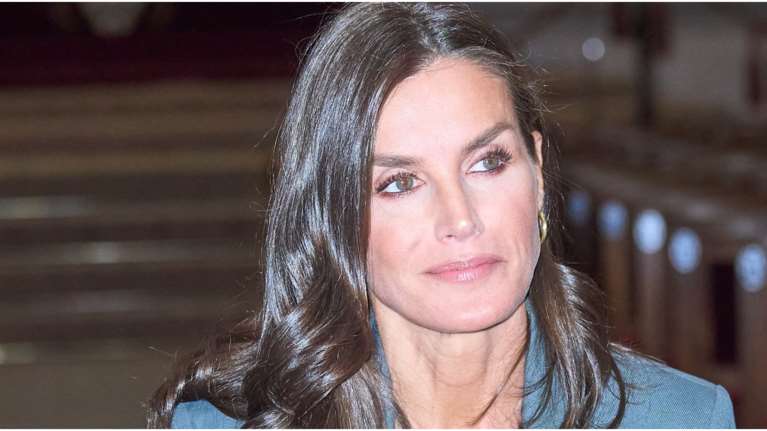 Η βασίλισσα Λετίσια ανέβασε το power dressing σε νέα επίπεδα: Το σταυροκούμπωτο μπλέιζερ και οι θεϊκές γόβες