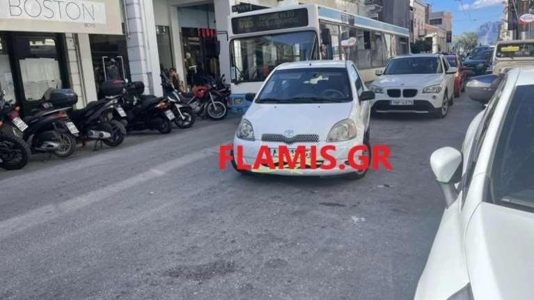 Πάτρα: Το παρκάρισμα της δεκαετίας - Το παράτησε στη μέση του δρόμου