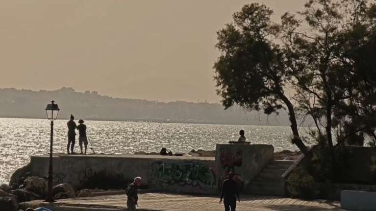 Αττική: Έντονη η αφρικανική σκόνη στην ατμόσφαιρα - Εικόνες από Λυκαβηττό και Φάληρο