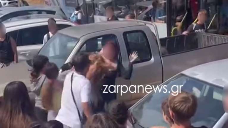 Χανιά: Άγρια συμπλοκή μεταξύ μαθητριών έξω από σχολείο - Δεκάδες παιδιά παρακολουθούσαν και γελούσαν [βίντεο]