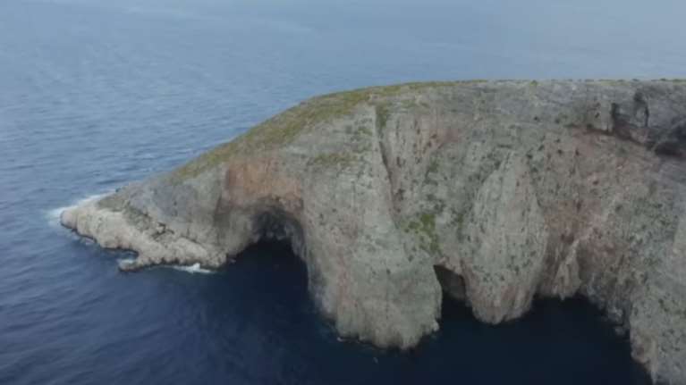 Άνυδρος: Το άγνωστο &quot;νησί των Ρίχτερ&quot; που βρίσκεται πάνω στο ρήγμα - Εκεί ζούσαν δύο μικρά παιδιά τη δεκαετία του &#39;50