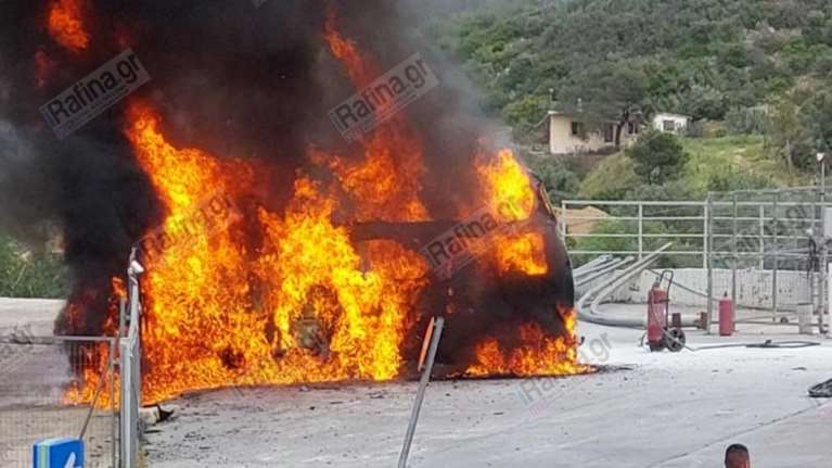 Ραφήνα: Στις φλόγες τυλίχτηκε βανάκι επί της Λ. Μαραθώνος - Δύο επιβάτες τραυματίστηκαν ελαφρά [εικόνες - βίντεο]