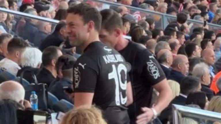 Στο ΟΑΚΑ μαζί με τον Τάιλερ ο Στέφανος Κασσελάκης - Φορώντας φανέλα του ΟΦΗ [βίντεο]