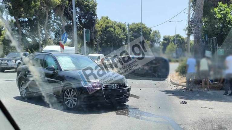 Νέα Μάκρη: Σοβαρό τροχαίο με ανατροπή οχήματος - Έκλεισε ο δρόμος [εικόνες]