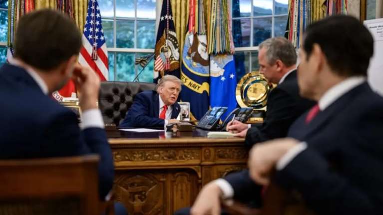 Η στιγμή που ο Τραμπ τηλεφωνεί στον Πούτιν μετά τις συναντήσεις με Ζελένσκι και Ευρωπαίους