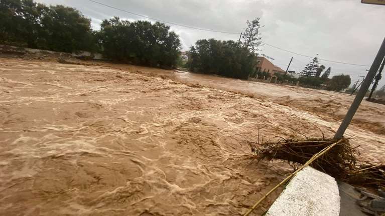 Νέες πλημμύρες από την κακοκαιρία στην Κρήτη: Δρόμοι - ποτάμια δίπλα στα σπίτια [βίντεο - εικόνες]