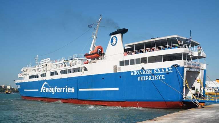 Αίγινα: Προσέκρουσε στην προβλήτα του λιμανιού το πλοίο &quot;Απόλλων&quot; - Λαχτάρα για τους 591 επιβάτες