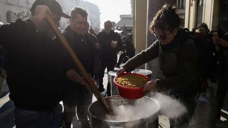 Θεσσαλονίκη: Τριακόσιες μερίδες φαγητού σε άπορους από την Προεδρία της Δημοκρατίας [εικόνες]