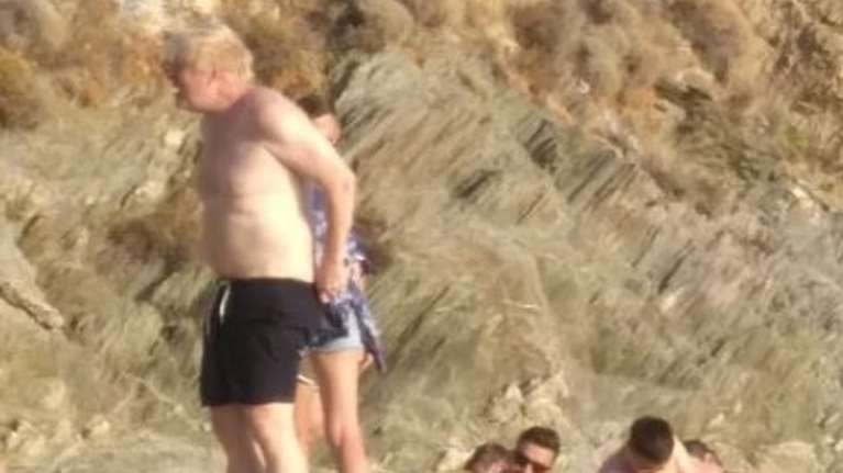 Μπόρις Τζόνσον: Ξέγνοιαστες βουτιές στην Κάρυστο, σε κρυφή παραλία - Αγριο κράξιμο από τα βρετανικά ΜΜΕ [Εικόνες, βίντεο]