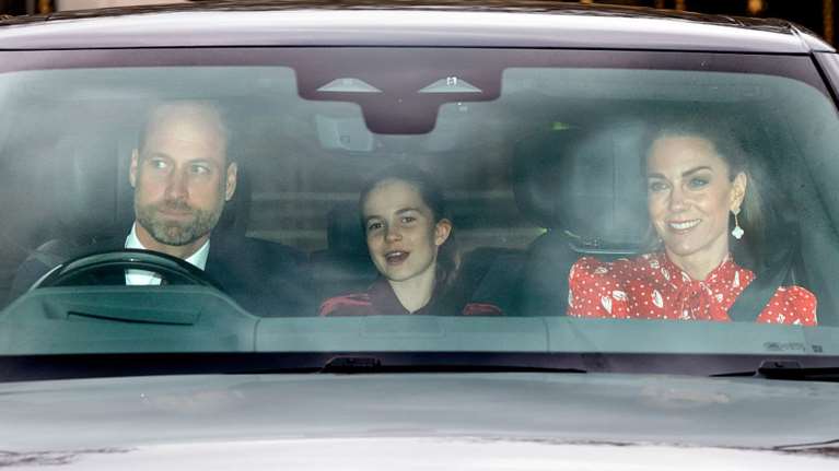 Η επανένωση της βρετανικής βασιλικής οικογένειας στο γιορτινό δείπνο στο παλάτι του Μπάκιγχαμ