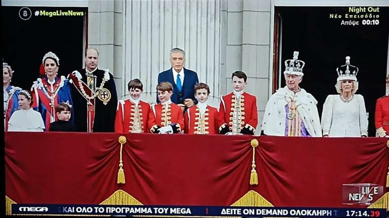 Πάρτι στο Twitter με τον Ευαγγελάτο στο μπαλκόνι του Μπάκιγχαμ πίσω από τη βασιλική οικογένεια - &quot;Ο διάδοχος του θρόνου&quot;