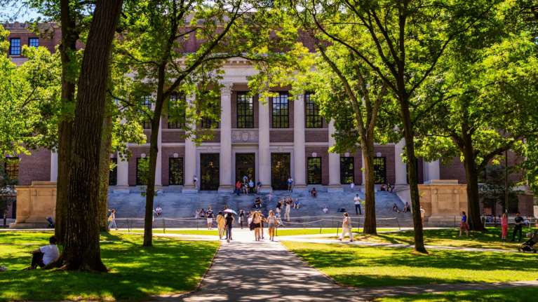 Ο Τραμπ πάγωσε επιχορηγήσεις 2,2 δισ. δολαρίων στο Χάρβαρντ, επειδή δεν συμμορφώθηκε στις απαιτήσεις του