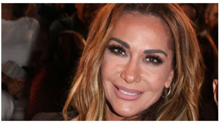 Δέσποινα Βανδή: Η glam ροκ εμφάνιση στο Ηρώδειο με σούπερ μίνι, oversized blazer και country boots