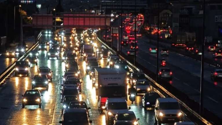 Στο &quot;κόκκινο&quot; ο Κηφισός: Μποτιλιάρισμα από τη Λυκόβρυση έως τον Ρέντη