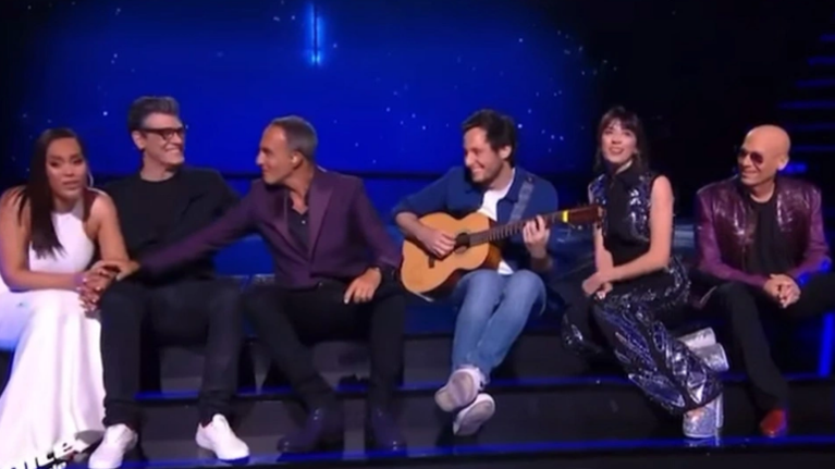 Νίκος Αλιάγας: Οι κριτές του γαλλικού Voice του τραγούδησαν &quot;Τα παιδιά του Πειραιά&quot; για τα γενέθλιά του [βίντεο]