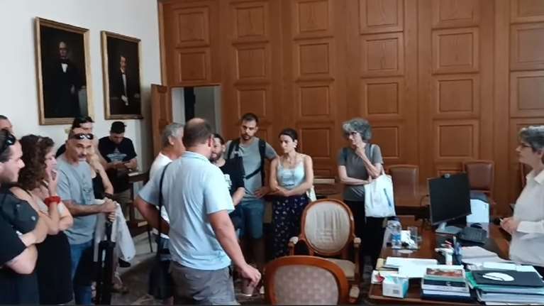 &quot;Έξω από το γραφείο&quot;: Η Αντιπρύτανης ΕΚΠΑ έδιωξε συνδικαλιστές που διαμαρτύρονταν για τον υπάλληλο που κατέβασε τον σέρβερ