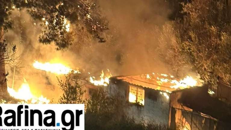 Φωτιά στη Ραφήνα: Κάηκε ολοσχερώς σπίτι - Απεγκλωβίστηκε ένα άτομο [Εικόνες]