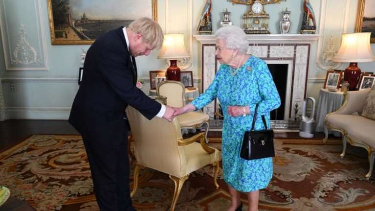 Ο Μπόρις Τζόνσον αποκάλυψε το βασιλικό μυστικό: &quot;Καρκίνο των οστών είχε η βασίλισσα Ελισάβετ&quot;