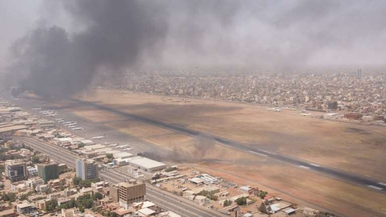 Σουδάν: Αγωνία για τους 15 Έλληνες εγκλωβισμένους στη Μητρόπολη, στο επίκεντρο των μαχών-Πυροβολισμοί έξω από την εκκλησία