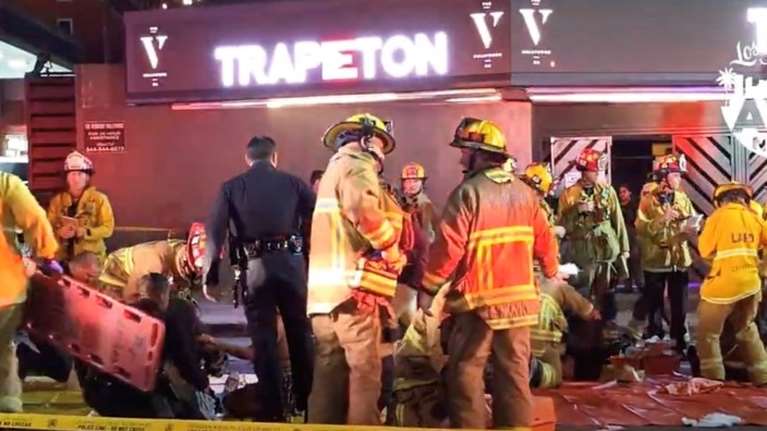 Συμπλοκή στο Λος Άντζελες: Αυτοκίνητο έπεσε σε κόσμο έξω από νυχτερινό κέντρο - Έβγαλαν τον οδηγό έξω και τον πυροβόλησαν