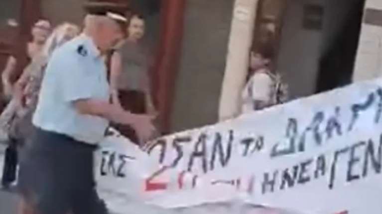 Άνδρος: Καταγγέλλουν σύλληψη άνδρα που φώναξε σύνθημα για τα Τέμπη μπροστά στον Τασούλα – Αστυνομικός άρπαξε πανό [βίντεο]
