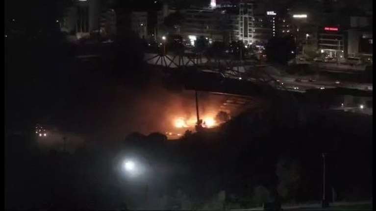 Παλαιό Φάληρο: Φωτιά σε σκουπίδια και πλαστικά καθίσματα στο Beach Volley [βίντεο]