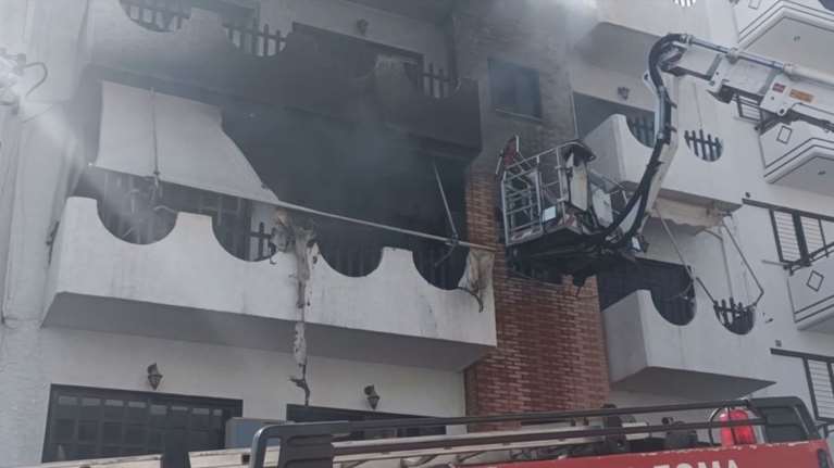 Φωτιά σε διαμέρισμα στη Νίκαια - Απομακρύνθηκαν τρεις άνθρωποι και ένα σκυλάκι [βίντεο]