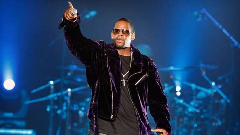 Ρόμπερτ Κέλι: Ένοχος για σεξουαλικά εγκλήματα και σωματεμπορία ο σταρ της RnB