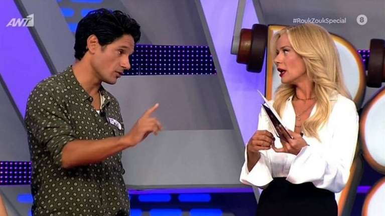 Ζέτα Μακρυπούλια: Κάνει push ups με μίνι φούστα – &quot;Κάγκελο&quot; ο Πάνος Βλάχος [βίντεο]