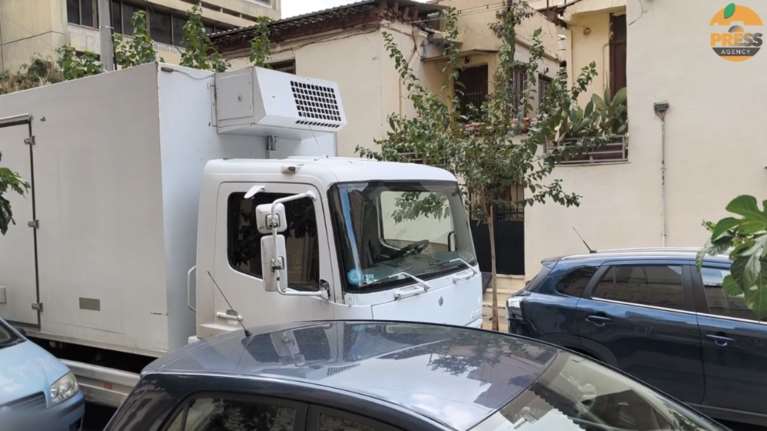 Κυκλοφοριακό χάος στα Εξάρχεια: Φορτηγό &quot;κόλλησε&quot; στην Καλλιδρομίου - Ζημιές σε τουλάχιστον εννέα οχήματα [βίντεο]