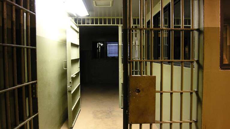 Αγρίνιο: Απόδραση κρατουμένου από το νοσοκομείο - Ανθρωποκυνηγητό για τη σύλληψή του