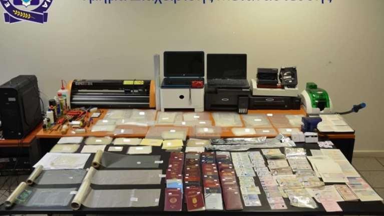 Κύκλωμα πλαστών διαβατηρίων: Πώς ο &quot;Λουκάς&quot; και ο &quot;Μούσα&quot; άλλαζαν τα στοιχεία με χρήση λέιζερ